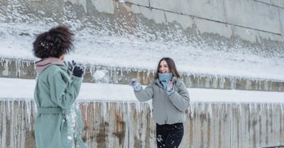 Schneeballschlacht: Tipps für die perfekte Winteraktivität
