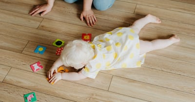 Krabbeln: Der erste Schritt zur motorischen Entwicklung von Babys